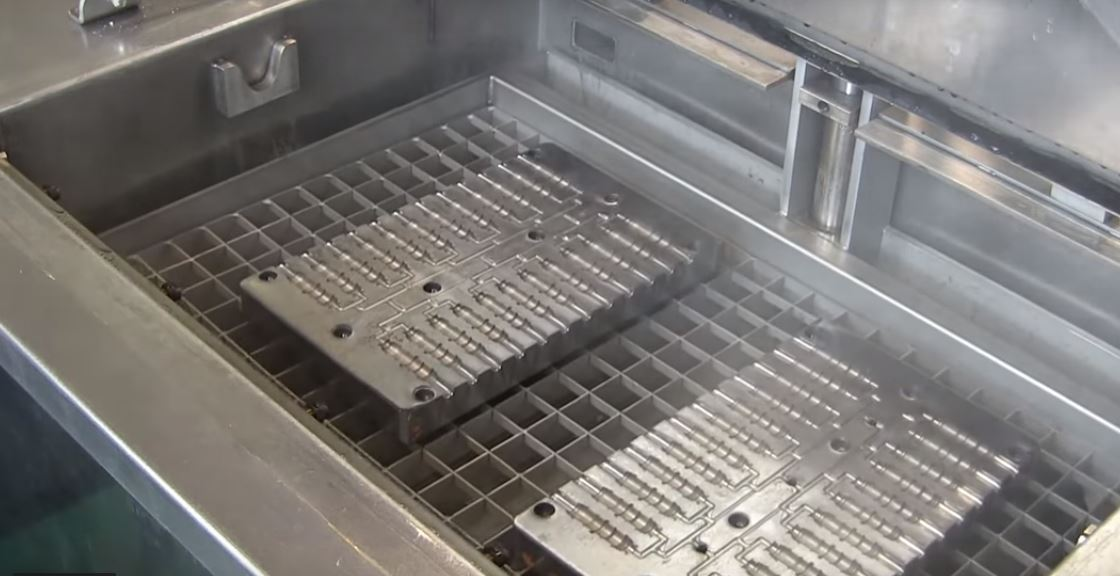 Ultrazvučne kade, Pranje i čišćenje kalupa. Kalupi od gume i metala; Plastični kalupi za ubrizgavanje; Kalupi za brizganje    aluminijuma; Zamac kalupi; Termoformirani kalupi; Kalupi za ekstruziju